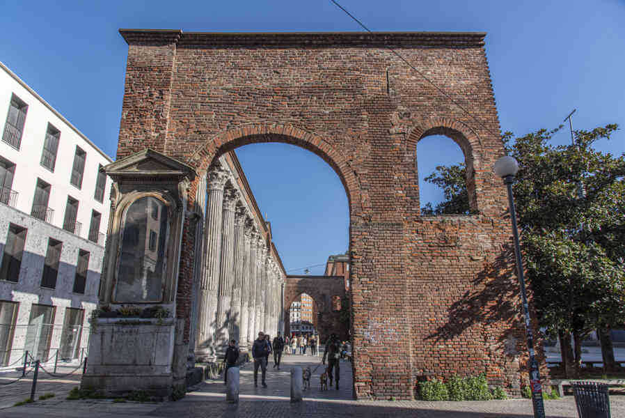 Italia - Milán 121 - Columnas de Lorenzo.jpg